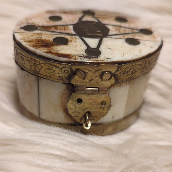 Old vintage camel bone trinket jewelry box with brass inlay - Picture 3 of 6